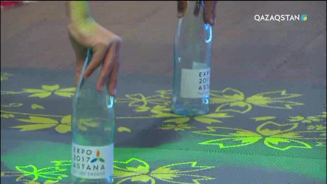 Жас рекордсмен Әмір Махмет бөтелкенің үстінде тұрып жаттығу жасайды (ВИДЕО)