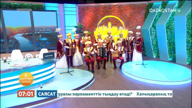 Астанада төрінде «Тоқырауын толқындары» ансамблі өнер көрсетуде