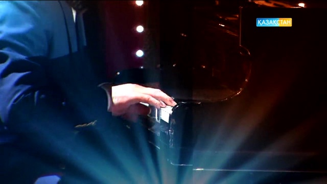 Гүл сыйлайық - анаға. Дүйсенхан Сыздықтың шығармашылық кеші