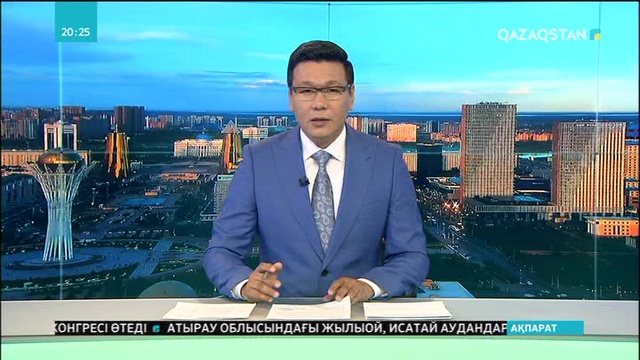 Жазушы Кәмел Жүністегінің қолында Арқаның алты түрлі домбырасы бар