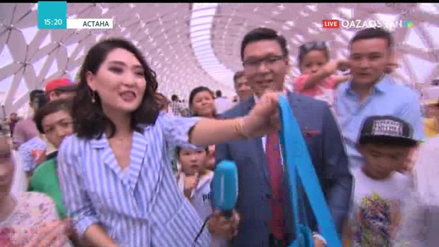 Ұлттық арна тілшілері Данияр Меңлібеков пен Ирина Тен «Атырау көпірі» бойындағы көңіл-күйді жеткізді