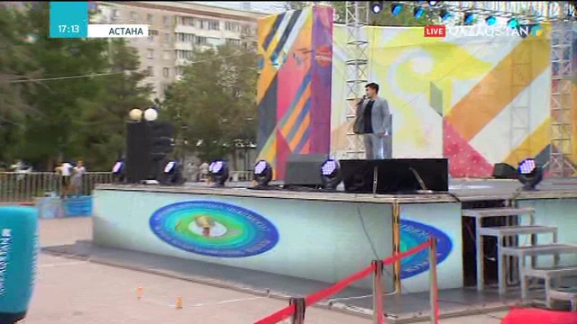 Астанадағы «Жастар» сарайының алдында республикалық караоке чемпионаты өтуде