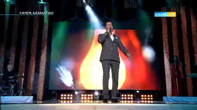 Әнші Жанболат «Сәлем, Қазақстан!» сахнасында шетелдік әншілерге пародия салды