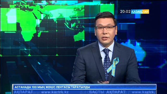 Астанадағы «Отан қорғаушылар» алаңында тұрғындар гүл шоқтарын қойып, тағзым етті