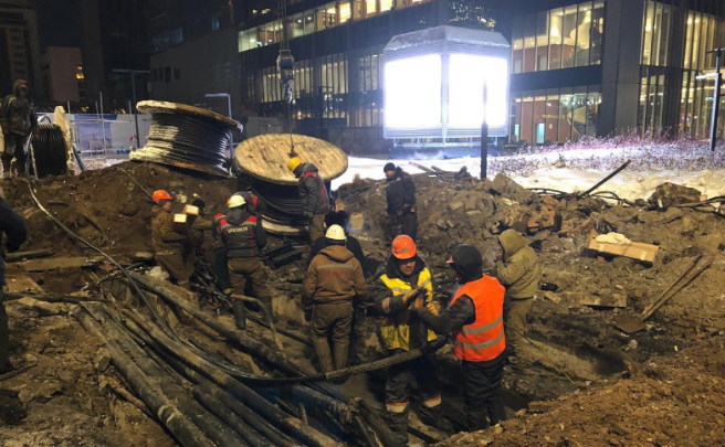 Елорданың сол жағалауындағы ғимараттарға жарық беріліп жатыр