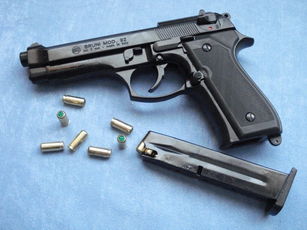 Шымкентте оқушы сабаққа тапанша алып келген