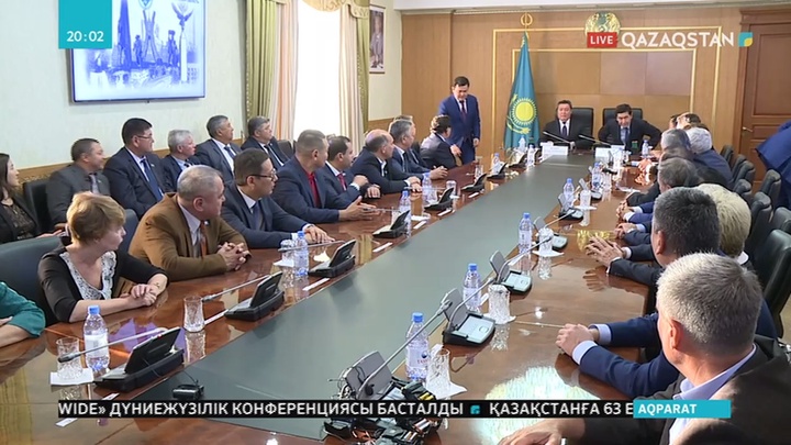 Премьер-Министр Асқар Мамин Қарағанды облысының әкімі Жеңіс Қасымбекті активке таныстырды