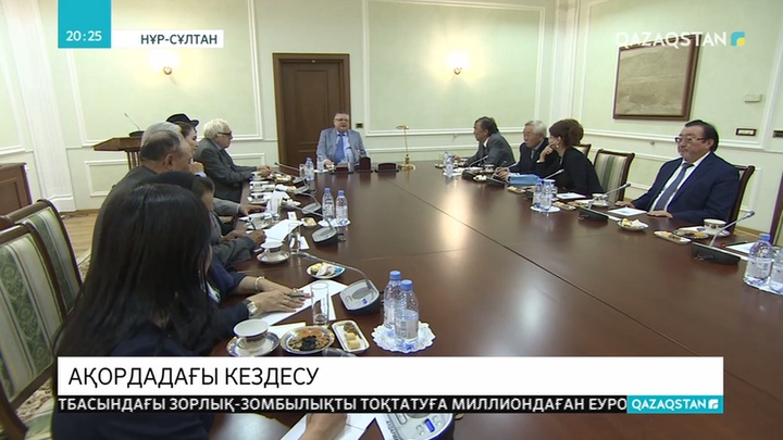 Марат Тәжин Азия елдері қаламгерлерінің форумына қатысушылармен кездесті
