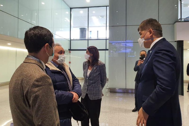 Елжан Біртанов Назарбаев әуежайындағы санитарлық бекеттің жұмысымен танысты