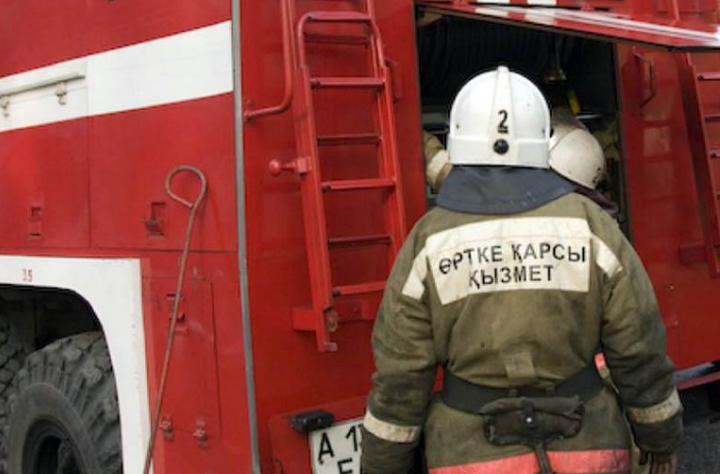 Өскеменде макулатура қабылдайтын қойма өртенді