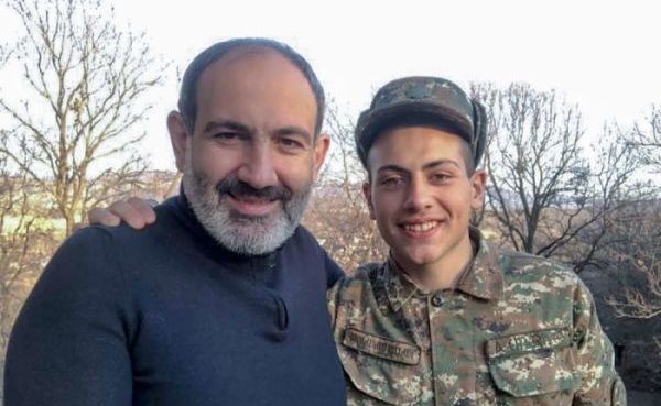 Таулы Қарабақтағы қақтығыс: Пашинянның жалғыз ұлы ұрыс аймағына аттанды