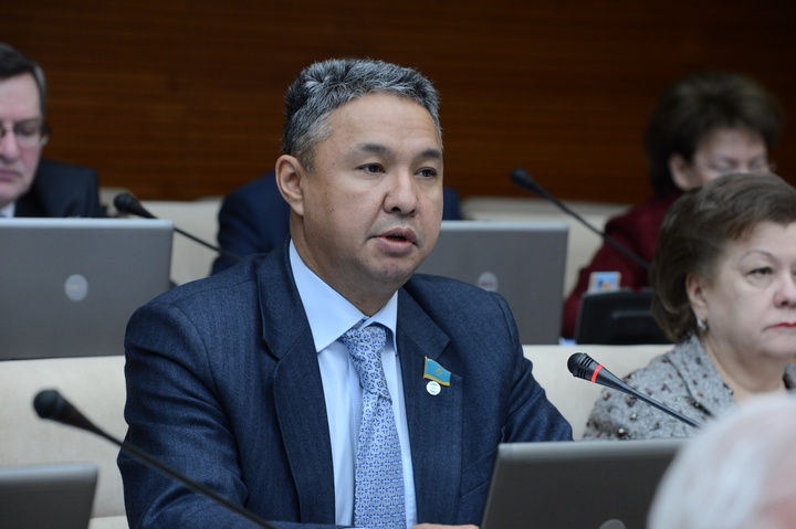 Денсаулық сақтау министрлігі дәрігерлердің арқасына пышақ қадады -Азат Перуашев