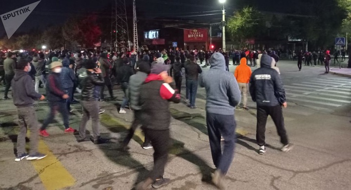 Бішкекте халық дәмхана мен сауда орталықтарын тонауға көшті –БАҚ