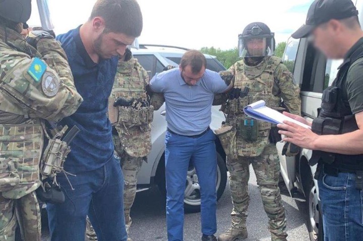 Алматыда қару-жарақ сатумен айналысқан 10 адам сотталды