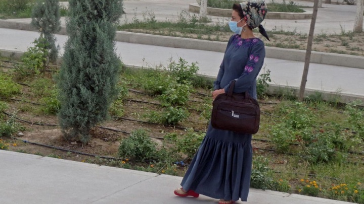 Ашхабадта полиция қызметкері әйелге маска кигені үшін айыппұл салған