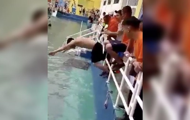 Эквадор түрмесінде тұтқындар өздері жасаған бассейнде сауық кешін ұйымдастырды