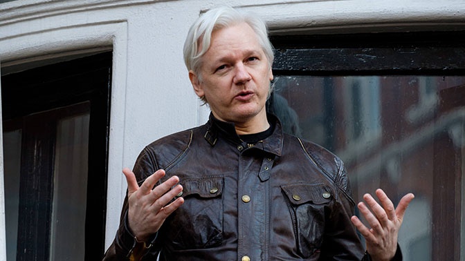 Джулиан Ассанж Лондондағы Эквадор елшілігінде болған уақытта екі мәрте әке атанған