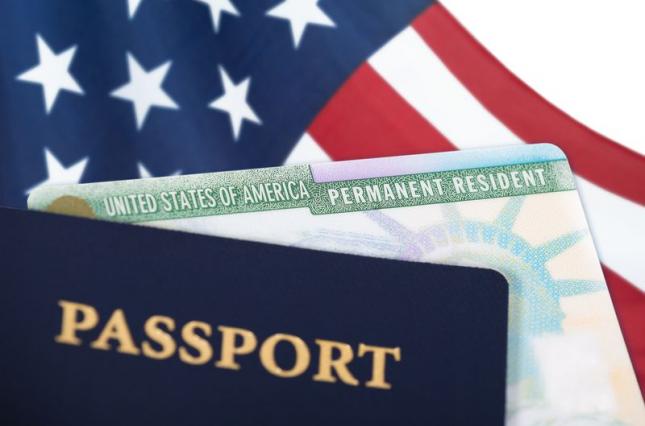 Дональд Трамп АҚШ-та тұратын шетелдіктерге арналған Green Card жүйесін уақытша тоқтатады