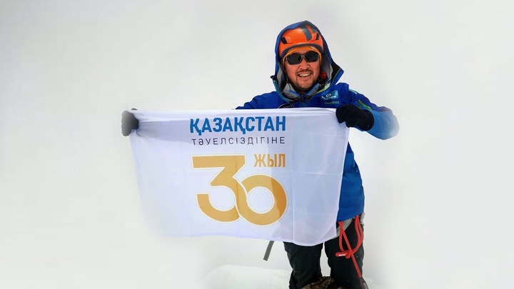 Альпинист Мақсұт Жұмаев Лобуче шыңына шықты