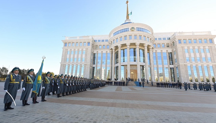 Президент Республика күніне арналған Мемлекеттік ту көтеру рәсіміне қатысты
