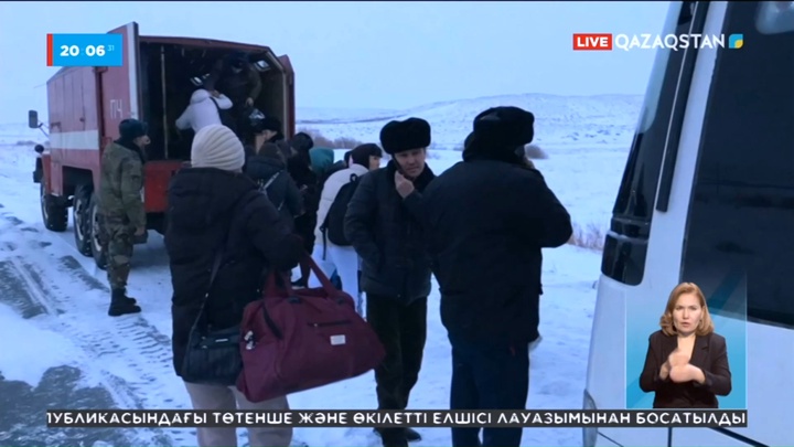 Абай облысында аязды күні далада қалған жолаушылар құтқарылды