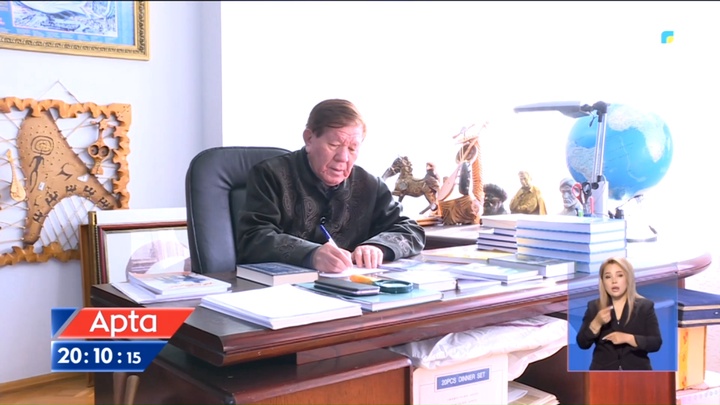 Құрылтай: Президент Мұхтар Шахановқа «Қазақстанның еңбек ері» атағын беріп, «Отан» орденін тақты