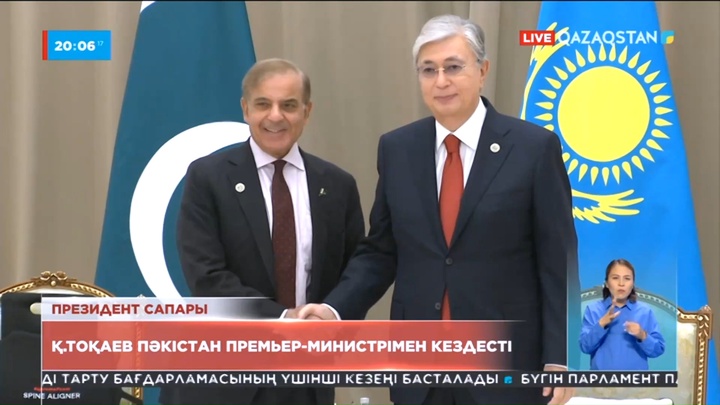Саммит аясында Қасым-Жомарт Тоқаев Пәкістан Премьер-министрі Шахбаз Шарифпен жүздесті