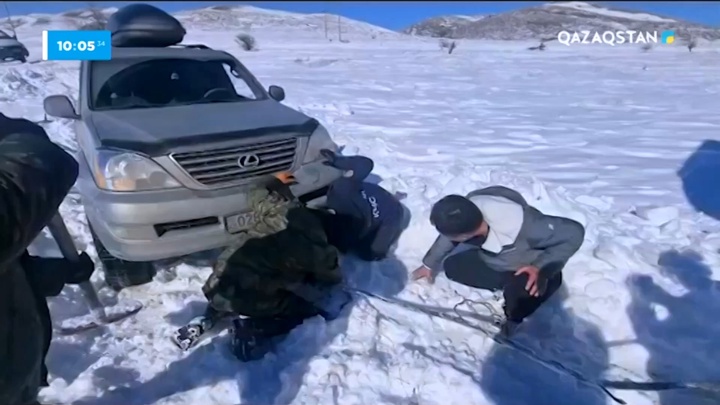 Түркістан облысында құтқарушылар қар құрсауында қалған жолаушыларды қауіпсіз жерге жеткізді