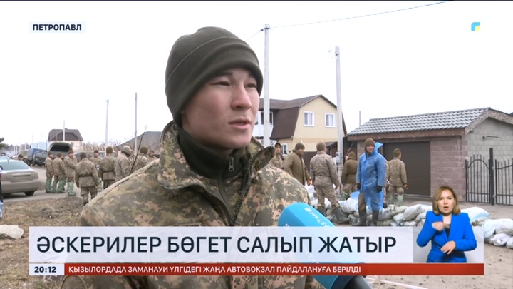 Петропавлда Астанадан келген сарбаздар бөгеттер тұрғызып жатыр