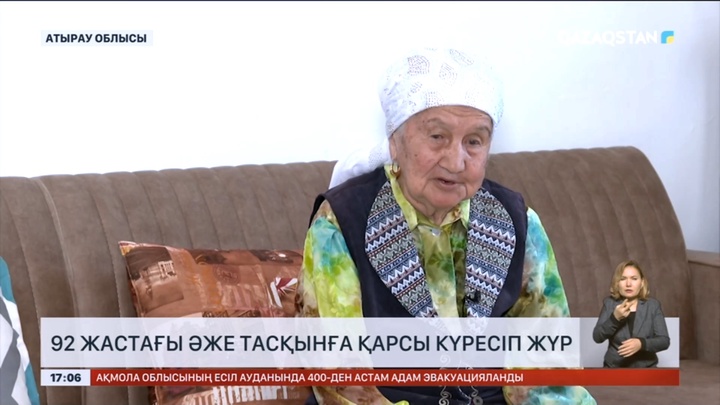 92 жастағы әже тасқынға қарсы күресіп жүр