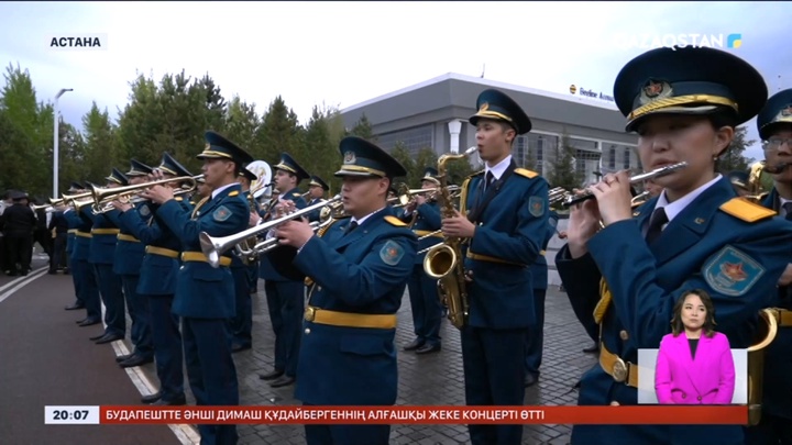 Әскери оркестр астаналықтарды ерекше құттықтады