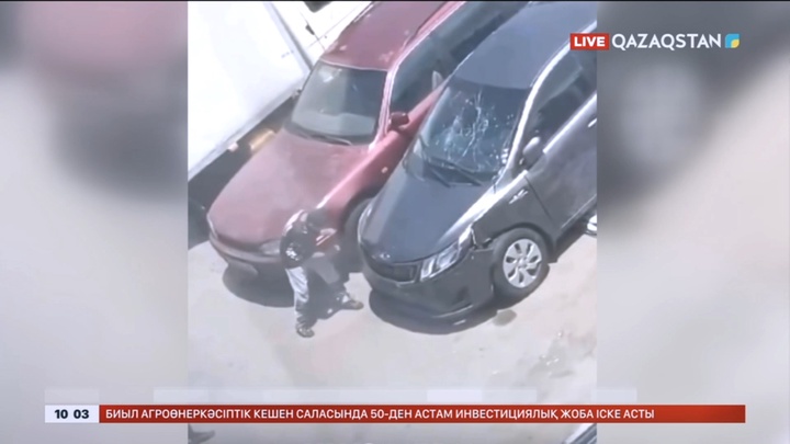 Алматыда балалар тұрақтағы көлікті қиратқан