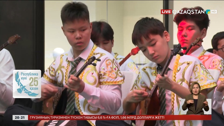 Таразда 100 оқушы бір мезетте домбыра тартты