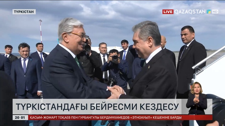 Қасым-Жомарт Тоқаев пен Гурбангулы Бердімұхамедов Ясауи кесенесіне барып, зиярат етті