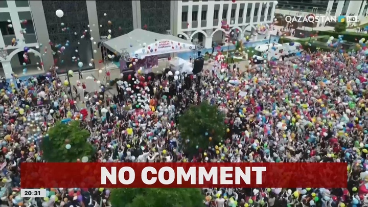 Стамбұлда қатерлі ісікті жеңген баланы құттықтауға мыңдаған адам жиналды