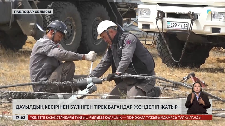 Павлодарда дауылдың кесірінен бүлінген тірек бағандар жөнделіп жатыр