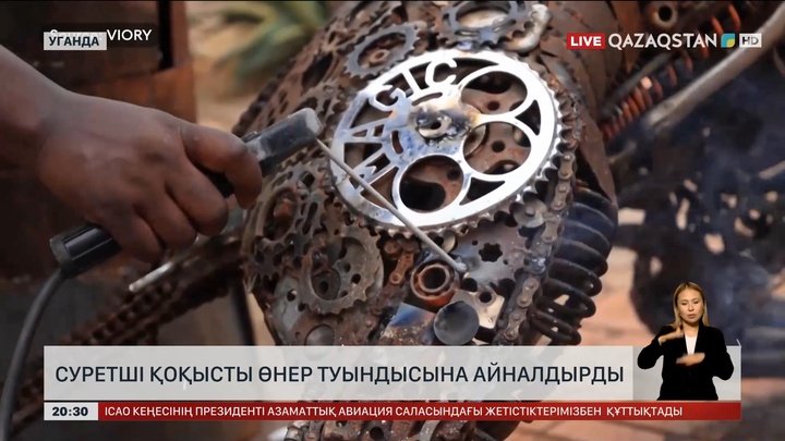 Кампалада университетінің оқытушысы қоқысты өнер туындысына айналдырды