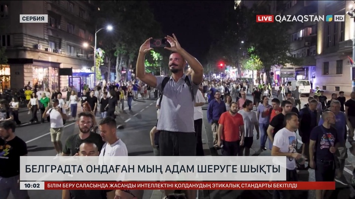 Белградта ондаған мың адам шеруге шықты