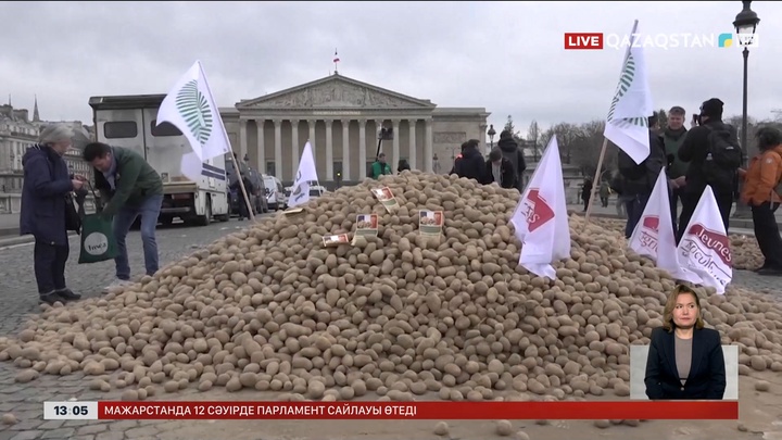 Француз фермерлері көпірдің үстіне тонна картоп төкті