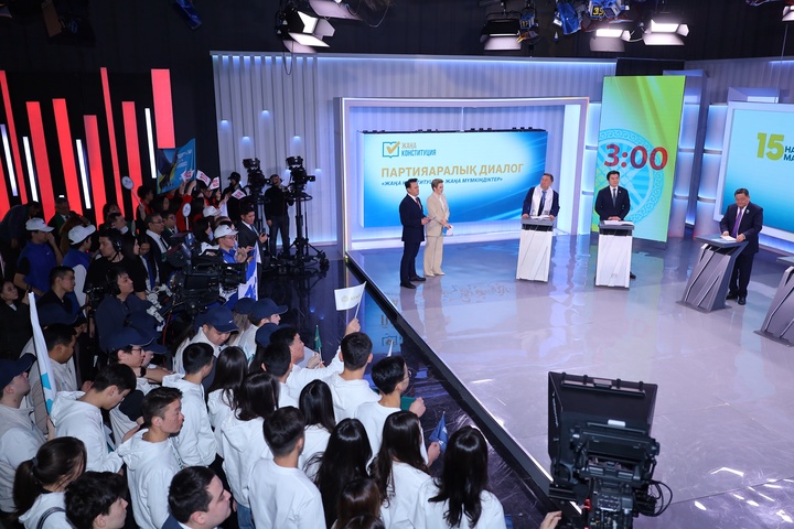 Партияаралық диалогтың жаңа форматы: Жаңа Конституция жобасы тікелей эфирде талданды