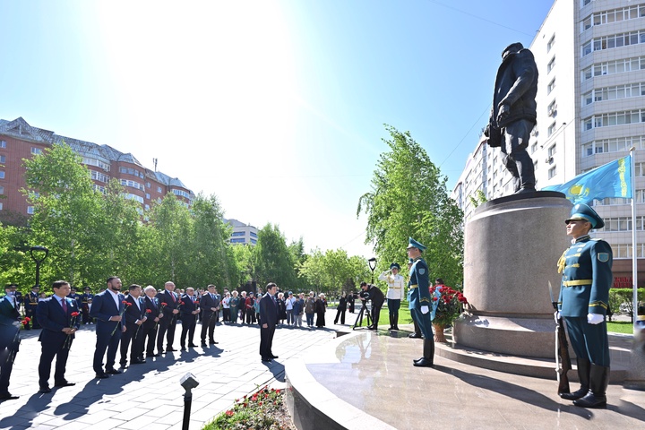  Мәжіліс төрағасы Талғат Бигелдиновтің рухына тағзым етті
