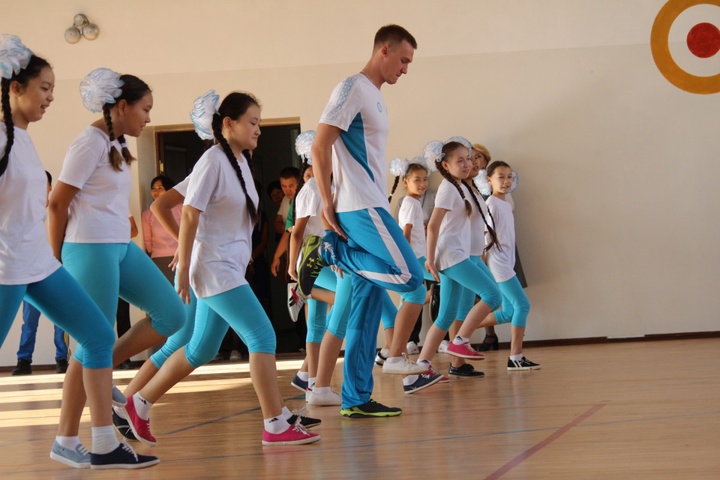 Олимпиада чемпионы Дмитрий Баландин Ақтөбеде ашық сабақ өткізді
