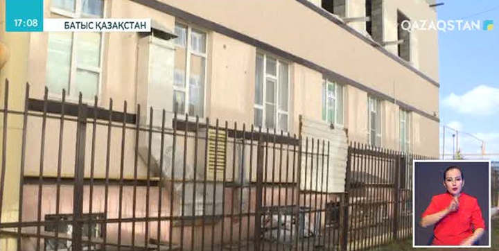 Оралда темір қоршауға құлаған жұмысшының халі ауыр