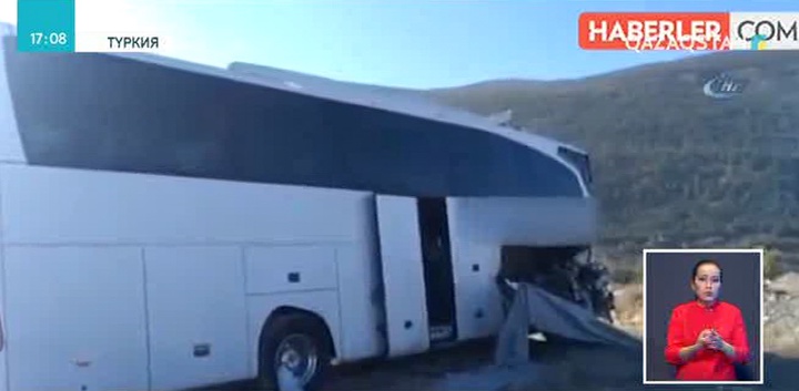 Туристер мінген автобус апатқа ұшырады