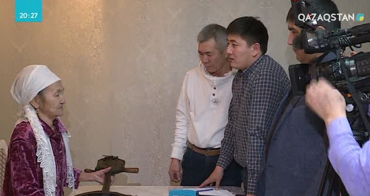Жезқазған қаласының тұрғыны үш ғасырлық тарихы бар қобызды сақтап келеді