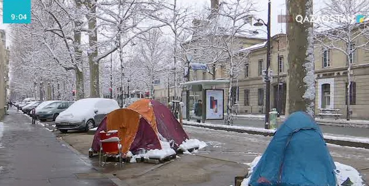 Парижде қалың қар жауып, көктайғақ орнады