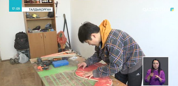 Жеңіс Ысқабай балалар үшін ағаштан құлын құрастыра бастады