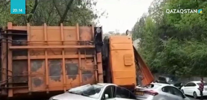 Алматыда қоқыс көлігі тұрақтағы автомобильдерді соқты