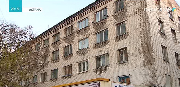 Астанада тұрғындар апатты үйді бұзуды талап етіп отыр