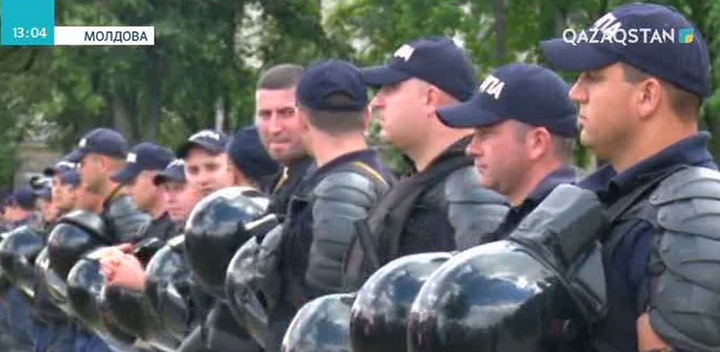 Кишиневте мыңдаған адам шерулетіп жатыр